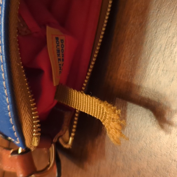 Dooney &‎ Bourke Crossbody in Pebble Grain Leather, Handbag with Adjustab straps - Picture 9 of 10